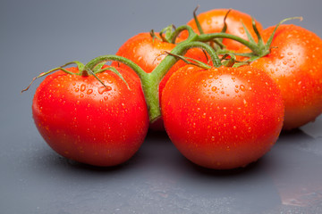 Tomates, rojos, frescos y saludables, los podemos comer crudos en ensaladas o bien podemos hacer mermeladas y salsas, los podemos rellenar con carne u otros vegetales. Los podemos cocinar