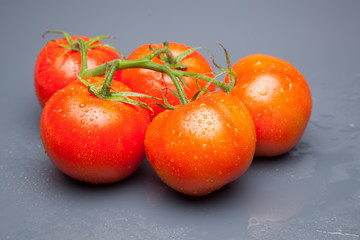 Tomates, rojos, frescos y saludables, los podemos comer crudos en ensaladas o bien podemos hacer...