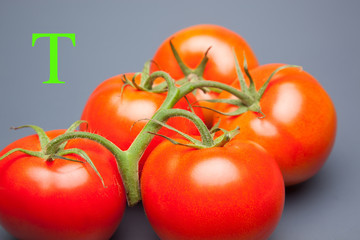 Tomates rojos, frescos y saludables, ideales para ser comidos crudos o cocinados, podemos hacer mermeladas, salsas, los podemos rellenar, los podemos poner en las ensaladas, los podemos condimentar. L