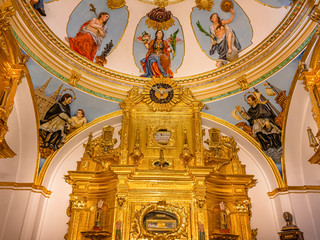Detail the paintings on the ceiling