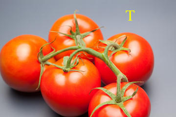 Tomates, rojos y frescos, llenos de vitaminas;  se pueden comer crudos o cocinados, se pueden hacer ensaladas, mermeladas, zumos, sofritos como base de comidas, ingrediente indispensable en las pizzas