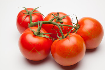 Tomates, rojos y frescos, llenos de vitaminas;  se pueden comer crudos o cocinados, se pueden hacer ensaladas, mermeladas, zumos, sofritos como base de comidas, ingrediente indispensable en las pizzas