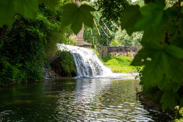 Naklejka premium Cascade sur la rivière à Condat sur vezere
