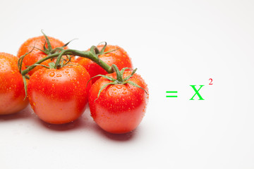 Tomates, rojos y frescos, llenos de vitaminas;  se pueden comer crudos o cocinados, se pueden hacer ensaladas, mermeladas, zumos, sofritos como base de comidas, ingrediente indispensable en las pizzas