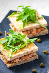 salmon tartare with green ruccola