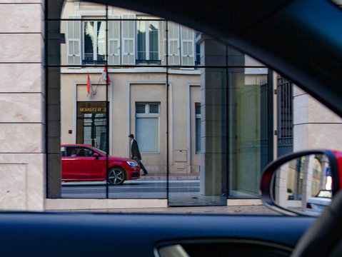 Rotes Auto spiegelt sich in Fenster