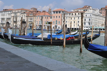 Fototapeta na wymiar Venise, son canal et ses gondoles. Italie