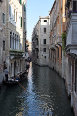 ruelle de Venise avec gondole, Italie