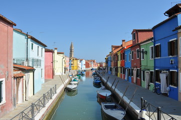 Fototapeta na wymiar Maison colorée et canal, Burano, Venise, Italie