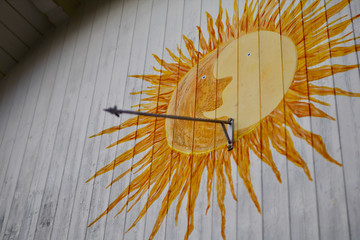 Auf eine hölzerne Wand gemalte Sonnenuhr