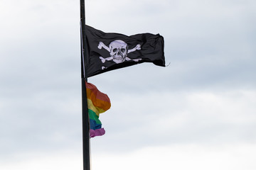 St.Pauli Hafenstraße Piratenflagge und Regenbogenflagge
