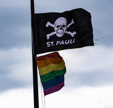 St.Pauli Hafenstra&szlig;e Piratenflagge und Regenbogenflagge