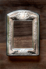 marco plata rectangular viejo en fondo madera