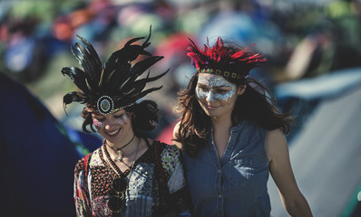 Festival Feather Girls_4