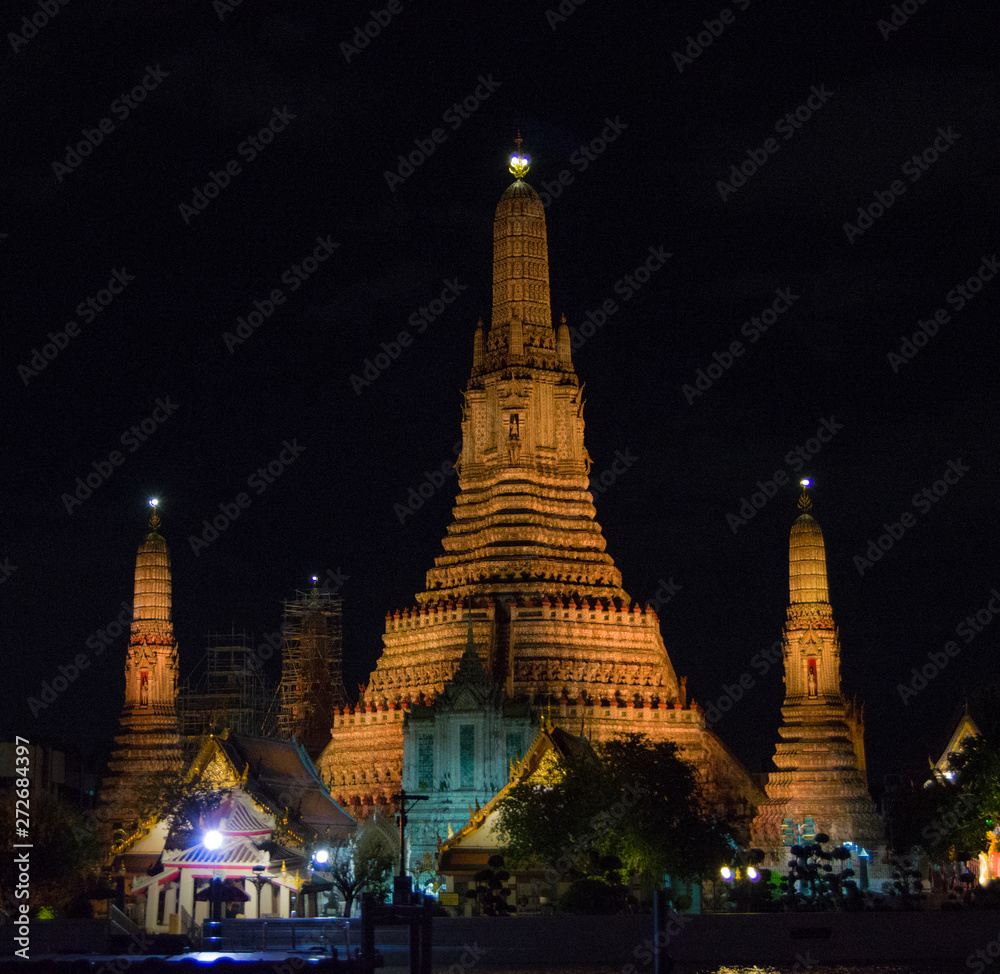 Wall mural wat arun in bangkok