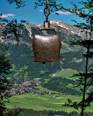Alpenblick mit Kuhglocke