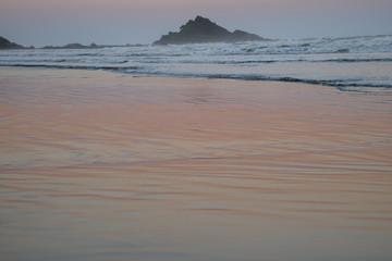 Praia de Itanhaém, ondas e areia com um maravilhoso céu azul bom lugar para caminhar e descansar, São Paulo Brasil