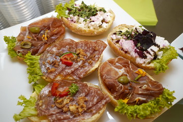 6 belegte Brötchen auf Teller