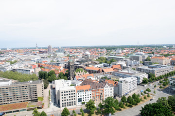 Fototapeta na wymiar blick auf die bauliche struktur in hannover niedersachsen deutschland fotografiert an einem sonnigen Tag im Juni