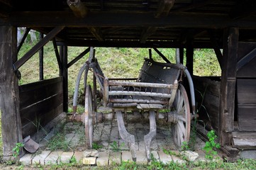 Obraz premium old wooden car in the village