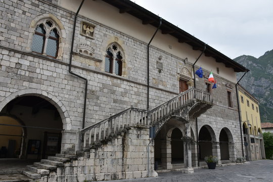Venzone, Udine, Friaul, Italien, Lavendel, Lavendelstadt, Stadtmauer, Kirche, Kirchturm, Ruine, Rathaus, Uhr, Turmuhr, Gasse, Stra&szlig;e, Haus, H&auml;user, Venedig, Markusl&ouml;we, Erdbeben, Zerst&ouml;rung, Wiederauf