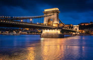 Obraz premium Most Łańcuchowy nocą w Budapeszcie
