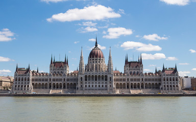 Fototapeta na wymiar Il parlamento di Budapest