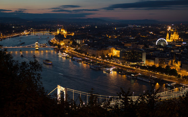 Fototapeta na wymiar Panorama notturno di Budapest