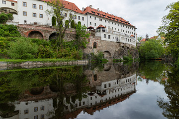 Obraz premium View of the Vltava River and the Church with the Reflection of the Cesky Krumlov River with the Famous Cesky Krumlov Castle, the UNESCO World Heritage Site