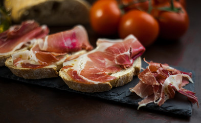 Jamón serrano ibérico sobre pan