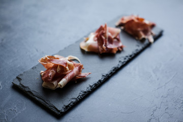 Plato con jamón serrano apilado