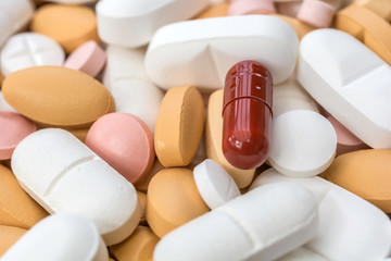 Nahaufnahme von verschieden Tabletten und Kapseln zum Thema Medizin