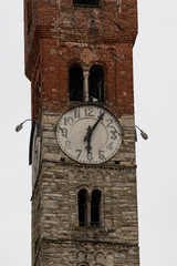 Fototapeta na wymiar antico orologio su campanile chiesa europea