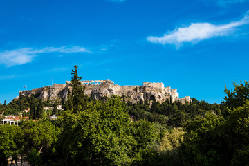 Die Akropolis in Athen bei strahlend blauem Himmel