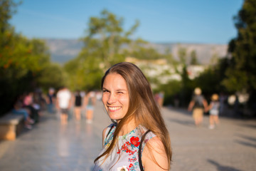 Portrait einer lachenden jungen natürlichen Frau in Athen am Fuße der Akropolis