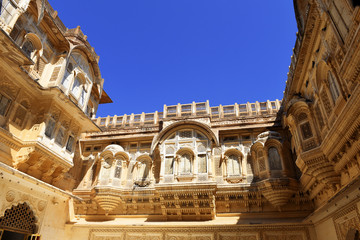 Obraz premium inside Mehrangarh fort view at the decorative building facade in Jodhpur, Rajasthan, India