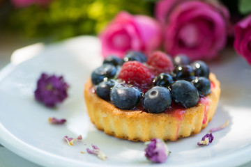 Little friut tartelet with flowers