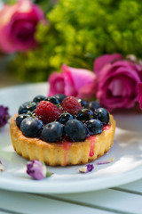 Little friut tartelet with flowers