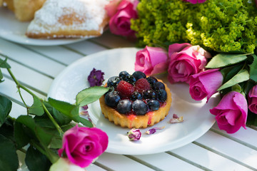 Little friut tartelet with flowers