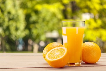 Orange juice and slices of orange on
