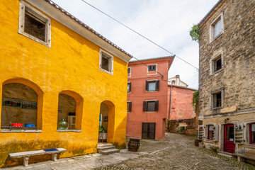 Fototapeta na wymiar Bunte Häuser, Altstadtszenerie Oprtalj, Istrien, Kroatien