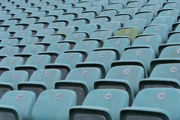 Sitzreihen auf der Stadion-Tribüne / Fankurve