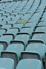 Sitzreihen auf der Stadion-Tribüne / Fankurve	