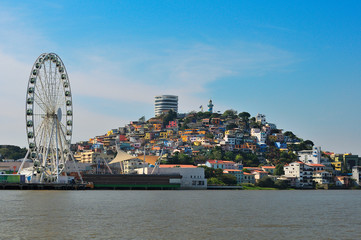Obraz premium Pintoresco Cerro Santa Ana, visto desde el Río Guayas.