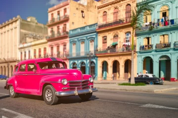 Fototapeten Antikes Auto und bunte Gebäude in Alt-Havanna © kmiragaya