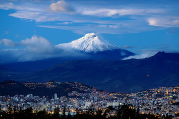 El Volcán Cotopaxi custodia la ciudad de Quito, Ecuador. - obrazy, fototapety, plakaty