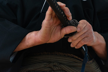 Obraz na płótnie Canvas 日本刀を持った男性