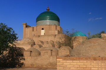 Fototapeta na wymiar 中央アジア　シルクロードの旅　ウズベキスタン　ヒヴァ　パフラヴァン・マフムド廟