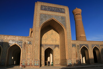Fototapeta na wymiar 中央アジア　シルクロードの旅　ウズベキスタン　ブハラ　夕陽に映えるカラーン・ミナレットとモスク