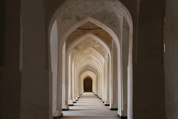 Fototapeta na wymiar 中央アジア　シルクロードの旅　ウズベキスタン　ブハラ　カラーン・モスクの回廊